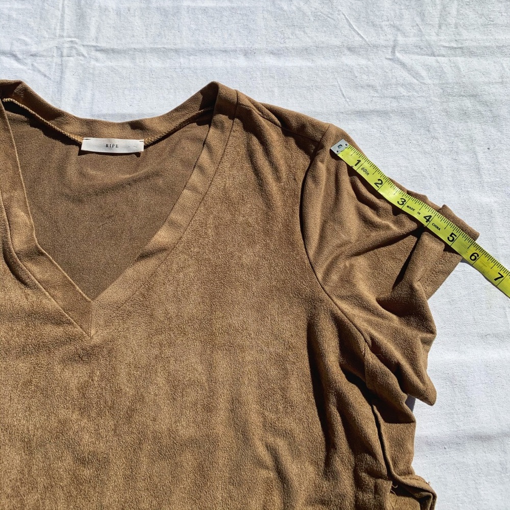 ☀️4/25 Ripe Suede-Look High/Low V-Neck Tee - Picture 8 of 11